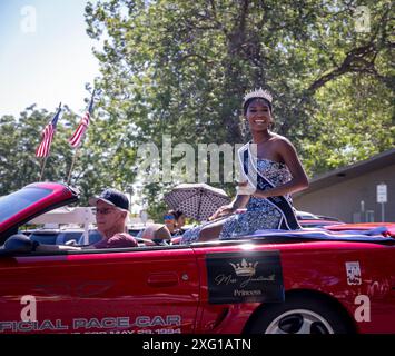 Die zweite Prinzessin winkt der Menschenmenge, Parade am 4. Juli, Pasco, Tri-Cities, Washington State, USA Stockfoto