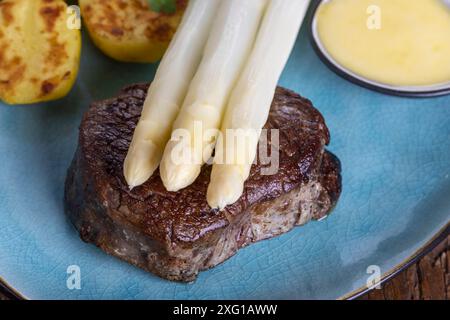 Spargel mit Kartoffeln und einem Steak Stockfoto