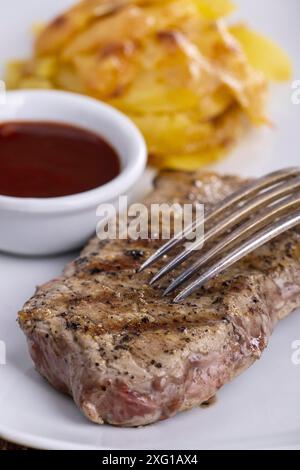 Steak auf einem Teller mit Kartoffelgratin Stockfoto