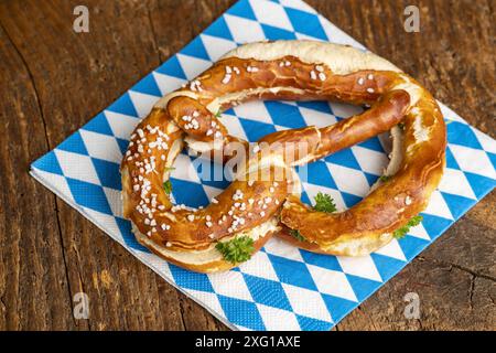 Bayerische Butterbrezel auf Holz Stockfoto