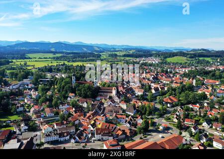 Blick auf Isny im Allgaeu aus der Vogelperspektive mit Blick auf das Schloss und die historische Altstadt. Isny im Allgaeu, Ravensburg, Tuebingen, Baden-Württemberg Stockfoto