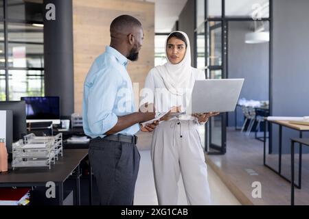 Besprechung der Arbeit, Zusammenarbeit von Kollegen mit Laptops und Dokumenten in modernen Büros Stockfoto