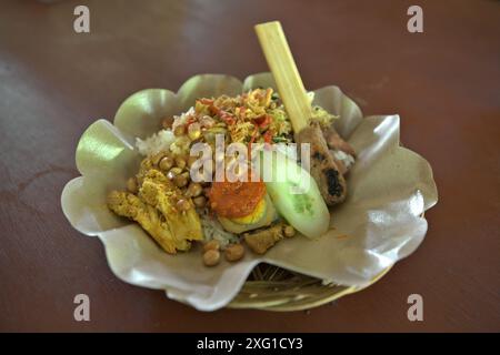 Balinesischer Nasi Campur (gemischter Reis) in einem Restaurant in Denpasar, Bali, Indonesien. Stockfoto