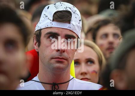 Berlin, Deutschland. Juli 2024. Deutsche Fußballfans wurden im Viertelfinale der UEFA EURO 2024 Spanien gegen Deutschland in der Fanzone am Brandenburger Tor in Berlin gesehen. Quelle: Oleksandr Prykhodko/Alamy Live News Stockfoto