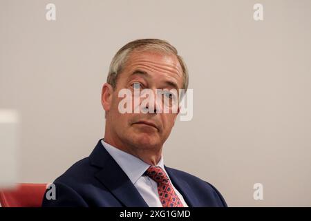 London, UK, 5. Juli 2024. Nigel Farage bei der Pressekonferenz der Reform UK Party, nachdem vier Kandidaten bei den Parlamentswahlen Sitze gewonnen hatten, wobei Nigel Farage in Clacton gewählt wurde, Parteivorsitzender Richard Tice (Skegness), Lee Anderson (Ashfield) und Rupert Lowe (Great Yarmouth). Während der Pressekonferenz wurde ein fünfter Kandidat, James McMurdock, nach einer Neuauszählung zum sieger für Basildon South and East Thurrock ernannt. Quelle: Eleventh Photography/Alamy Live News Stockfoto