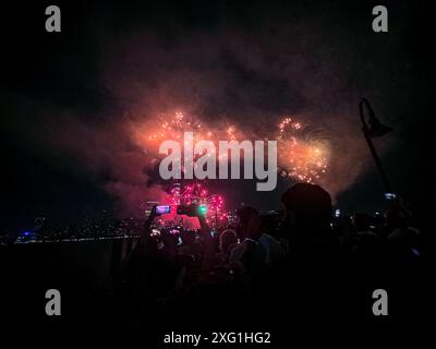 Das Macys Feuerwerk vom 4. Juli (2024) vom Exchange Place, New Jersey. Stockfoto
