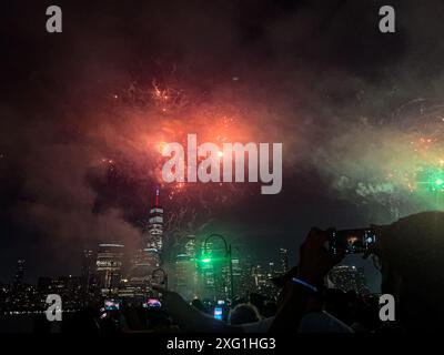 Das Macys Feuerwerk vom 4. Juli (2024) vom Exchange Place, New Jersey. Stockfoto