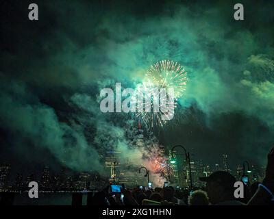 Das Macys Feuerwerk vom 4. Juli (2024) vom Exchange Place, New Jersey. Stockfoto