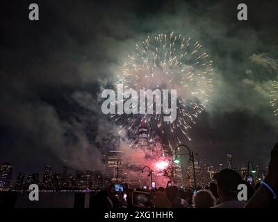 Das Macys Feuerwerk vom 4. Juli (2024) vom Exchange Place, New Jersey. Stockfoto