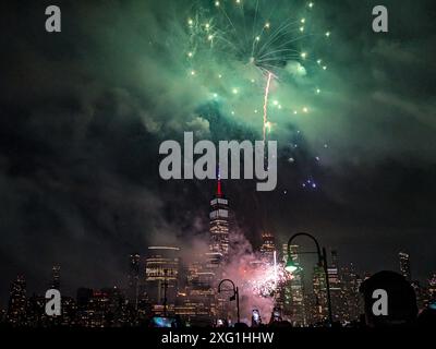 Das Macys Feuerwerk vom 4. Juli (2024) vom Exchange Place, New Jersey. Stockfoto