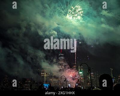 Das Macys Feuerwerk vom 4. Juli (2024) vom Exchange Place, New Jersey. Stockfoto
