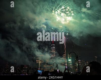 Das Macys Feuerwerk vom 4. Juli (2024) vom Exchange Place, New Jersey. Stockfoto