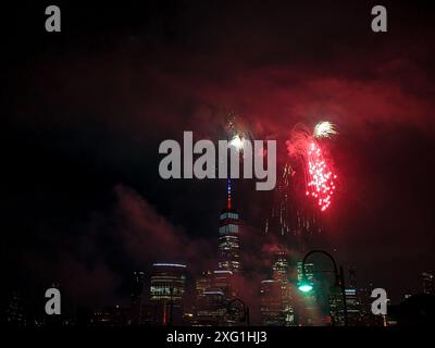 Das Macys Feuerwerk vom 4. Juli (2024) vom Exchange Place, New Jersey. Stockfoto