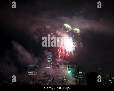 Das Macys Feuerwerk vom 4. Juli (2024) vom Exchange Place, New Jersey. Stockfoto