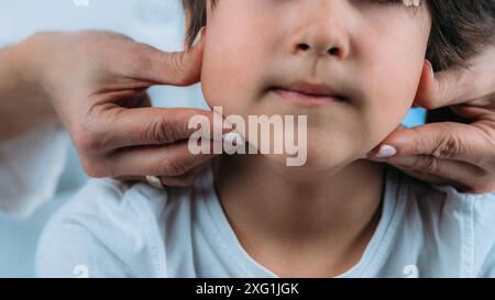 Pädiatrischer Endokrinologe bei der Untersuchung eines Jungen. Stockfoto