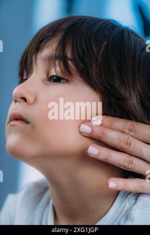 Pädiatrischer Endokrinologe , Untersuchung geschwollener Lymphknoten eines Jungen. Stockfoto