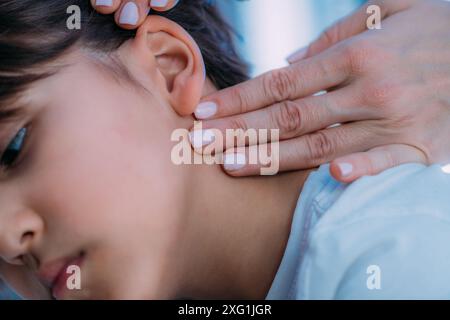 Pädiatrischer Endokrinologe , Untersuchung geschwollener Lymphknoten eines Jungen. Stockfoto