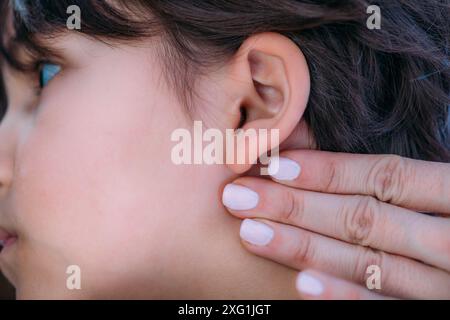 Pädiatrischer Endokrinologe , Untersuchung geschwollener Lymphknoten eines Jungen. Stockfoto