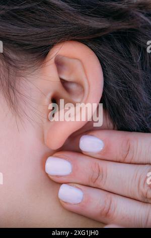 Pädiatrischer Endokrinologe , Untersuchung geschwollener Lymphknoten eines Jungen. Stockfoto