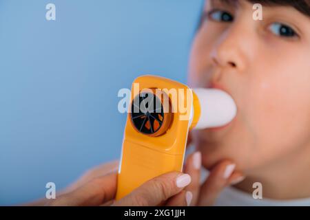 Pädiatrischer Pulmonologe zur Messung der Lungenkapazität und des exspiratorischen Volumens eines Jungen. Stockfoto