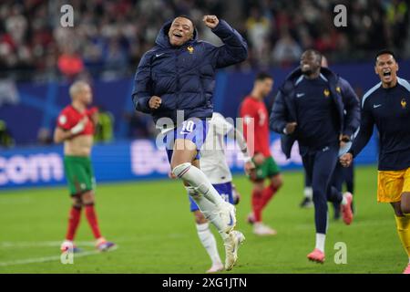 Hamburg. Juli 2024. Kylian Mbappe aus Frankreich feiert nach dem Sieg im Viertelfinale der UEFA Euro 2024 zwischen Portugal und Frankreich am 5. Juli 2024 in Hamburg. Quelle: Pan Yulong/Xinhua/Alamy Live News Stockfoto