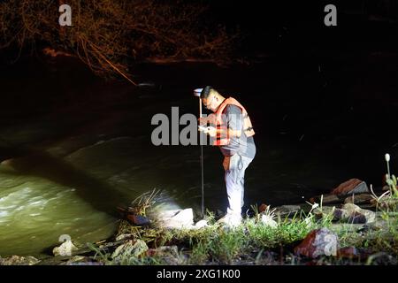 (240706) -- YUEYANG, 6. Juli 2024 (Xinhua) -- Ein Retter überwacht den Wasserstand in der Gemeinde Tuanzhou, County Huarong unter der Stadt Yueyang, zentralchinesischer Provinz Hunan, 6. Juli 2024. Rettungskräfte, darunter Feuerwehrleute und bewaffnete Polizisten, überwachen genau die Situation eines Deichbruchs im Dongting Lake in der zentralchinesischen Provinz Hunan, der am Freitagnachmittag stattfand, sagten die lokalen Behörden. Die Bresche war ursprünglich etwa 10 Meter breit, hat sich seitdem jedoch weiter ausgebreitet. Die Verlegung von ca. 5.000 Bewohnern des betroffenen Bereichs wurde gemäß dem örtlichen Hochwasser abgeschlossen Stockfoto