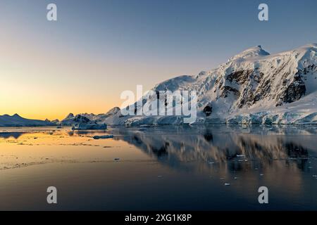 Blick auf Cuverville Island bei Sonnenuntergang, Antarktis, Sonntag, 19. November 2023. Foto: David Rowland / One-Image.com Stockfoto