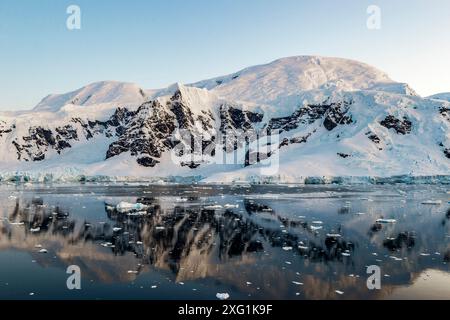 Blick auf Cuverville Island bei Sonnenuntergang, Antarktis, Sonntag, 19. November 2023. Foto: David Rowland / One-Image.com Stockfoto