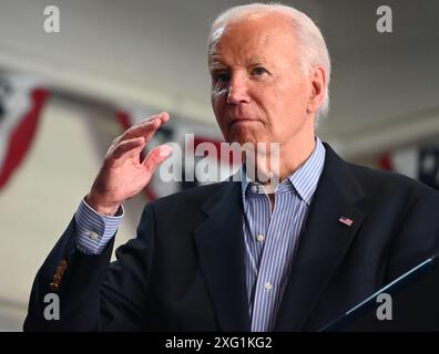 Madison, Usa. Juli 2024. Präsident der Vereinigten Staaten Joe Biden grüßt nach seiner Rede auf einer Wahlkampfveranstaltung an der Sherman Middle School in Madison. US-Präsident Joe Biden sagte, dass er im Rennen 2024 um den Präsidenten der Vereinigten Staaten verbleibe und dass er nach einer katastrophalen Präsidentschaftsdebatte von CNN 2024 gegen den ehemaligen Präsidenten der Vereinigten Staaten Donald J. Trump gewinnen werde. Quelle: SOPA Images Limited/Alamy Live News Stockfoto