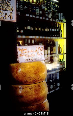 Käse- und Weinausstellung im italienischen Geschäft, Venedig, Italien Stockfoto