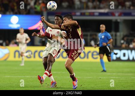 Der venezolanische Verteidiger Nahuel Ferraresi R wetteiferte mit Canadas Stürmer Jonathan David beim Viertelfinalspiel der Copa America USA 2024 zwischen Venezuela und Kanada im T-Stadion in Arlington, TX, am 5. Juli 2024 IN ARLINGTON UNITED STATES Copyright: XALEJANDROxPAGNIx Stockfoto