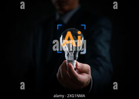 Der Mann hält eine Glühbirne. Künstliche Intelligenz, Innovation, moderne Technologie. Gespräch mit Roboter. Stockfoto