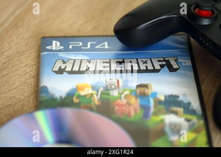 KIEW, UKRAINE - 26. JUNI 2024 Minecraft PS4-Videospiel-Disc-Box für Konsolenspiele. Beliebte Videospiel-Disc aus nächster Nähe Stockfoto
