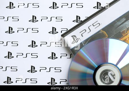 KIEW, UKRAINE – 26. JUNI 2024 Sony PlayStation 5-Konsolen-Logo auf der Abdeckung der Disc-Box aus Kunststoff Stockfoto