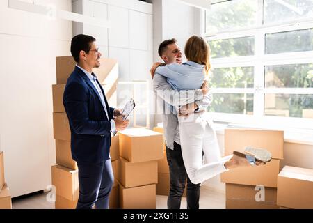 Immobilienmakler Und Glückliches Paar Ziehen In Ein Neues Zuhause Stockfoto