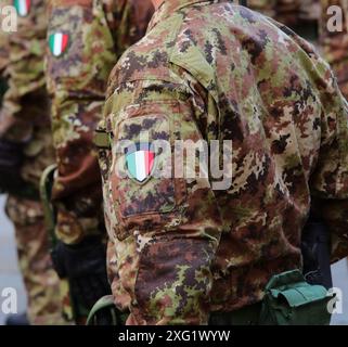 Armeesoldat in grüner und brauner Tarnuniform mit italienischem Flaggenaufnäher am Arm Stockfoto