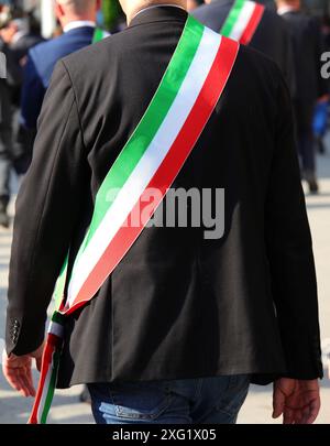 Italienische Bürgermeister trugen den dreifarbigen Schärpe der italienischen Flagge während der Parade durch die Straßen der Stadt Stockfoto