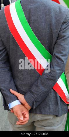 Italienische Bürgermeister trugen den dreifarbigen Schärpe der italienischen Flagge während der Parade durch die Straßen der Stadt Stockfoto