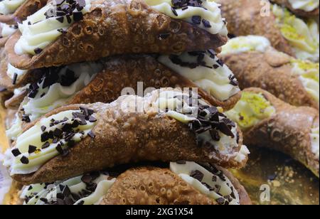 Sizilianische Cannoli gefüllt mit Ricotta und garniert mit Pistazien und Schokoladenchips zum Verkauf in Sizilien Italien Stockfoto