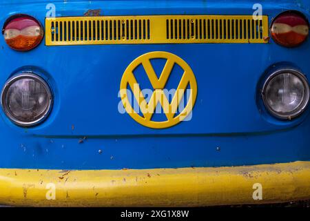 Ein alter verlassener VW-Van auf der Straße in Nessebar, Bulgarien Stockfoto