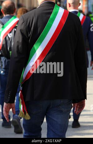 Italienische Bürgermeister trugen den dreifarbigen Schärpe der italienischen Flagge während der Parade durch die Straßen der Stadt Stockfoto