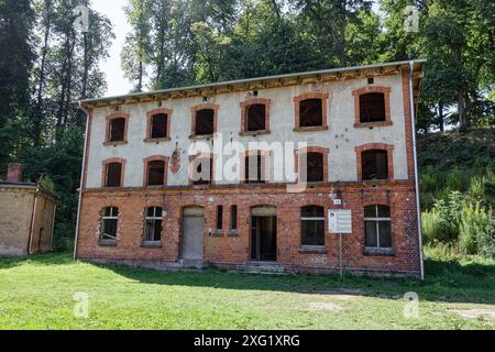 GIZYCKO, POLEN - 11. AUGUST 2015: Ruine des Stacja golebi pocztowych-Gebäudes, wo die Brieftauben in der Festung Boyen, Gizycko, Polen, gehalten wurden Stockfoto