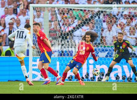 Stuttgart, Deutschland. Juli 2024. Marc Cucurella, ESP 24 Handspiel nach Schuss von Jamal Musiala, DFB 10 im Viertelfinalspiel DEUTSCHLAND - SPANIEN 1-2 der UEFA-Europameisterschaften 2024 am 5. Juli 2024 in Stuttgart. Fotograf: ddp Images/STAR-Images Credit: ddp Media GmbH/Alamy Live News Stockfoto