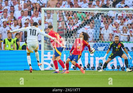 Stuttgart, Deutschland. Juli 2024. Marc Cucurella, ESP 24 Handspiel nach Schuss von Jamal Musiala, DFB 10 im Viertelfinalspiel DEUTSCHLAND - SPANIEN 1-2 der UEFA-Europameisterschaften 2024 am 5. Juli 2024 in Stuttgart. Fotograf: ddp Images/STAR-Images Credit: ddp Media GmbH/Alamy Live News Stockfoto