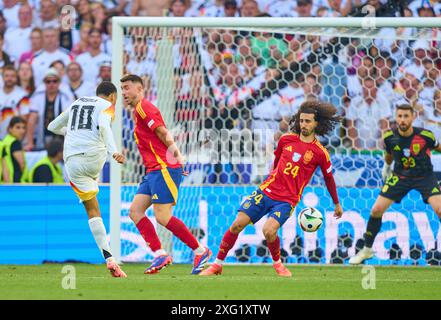 Stuttgart, Deutschland. Juli 2024. Marc Cucurella, ESP 24 Handspiel nach Schuss von Jamal Musiala, DFB 10 im Viertelfinalspiel DEUTSCHLAND - SPANIEN 1-2 der UEFA-Europameisterschaften 2024 am 5. Juli 2024 in Stuttgart. Fotograf: ddp Images/STAR-Images Credit: ddp Media GmbH/Alamy Live News Stockfoto