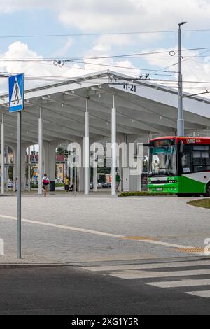 4. Juli 2024 Lublin Polen. Bushaltestelle an einem sonnigen Sommertag. Stockfoto