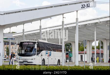 4. Juli 2024 Lublin Polen. Bushaltestelle an einem sonnigen Sommertag. Stockfoto