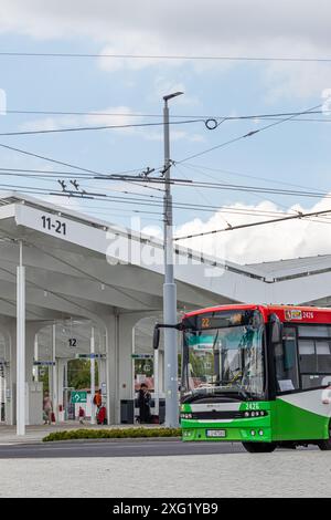 4. Juli 2024 Lublin Polen. Bushaltestelle an einem sonnigen Sommertag. Stockfoto