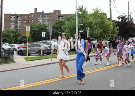 Peekskill, Usa. April 2024. Miss NY Teen Delegierte und Miss NY Delegierte gehen am 4. Juli in Peekskill. (Foto: Martina Kolozvaryova/Pacific Press) Credit: Pacific Press Media Production Corp./Alamy Live News Stockfoto