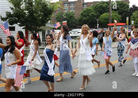 Peekskill, Usa. April 2024. Miss NY Teen Delegierte und Miss NY Delegierte gehen am 4. Juli in Peekskill. (Foto: Martina Kolozvaryova/Pacific Press) Credit: Pacific Press Media Production Corp./Alamy Live News Stockfoto